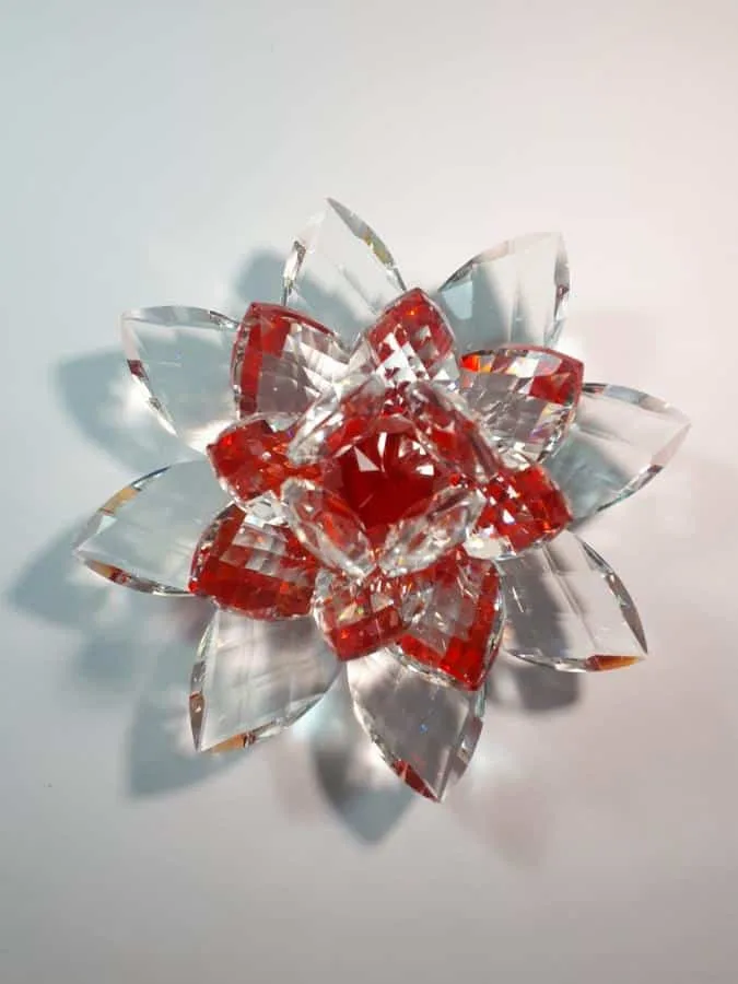 Krištálový brúsený lotosový kvet červený 15 cm
