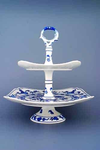 Cibulák – Etažér z hranatých tanierov 21+29 cm – originál cibuľový porcelán 1. akosť