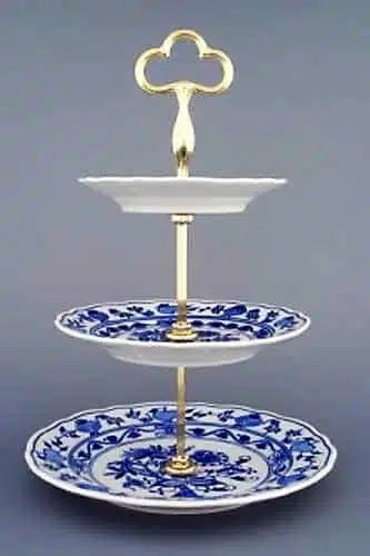 Cibulák – Etažér 3-dielny tanierový 15 + 19 + 24 cm – originál cibuľový porcelán 1. akosť