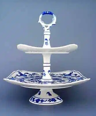 Cibulák – Etažér z hranatých tanierov 21+29 cm – originál cibuľový porcelán 1. akosť