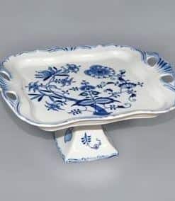 Cibulák – Podnos Aigar 30 x 25 cm na nohe – originál cibuľový porcelán 1. akosť