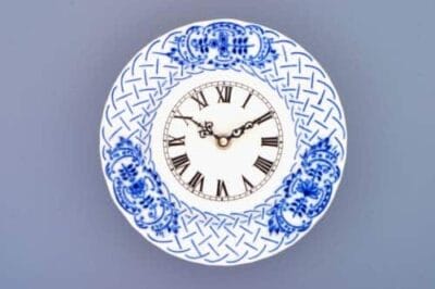 Cibulák – Hodiny reliéfne 18 cm – originál cibuľový porcelán 1. akosť