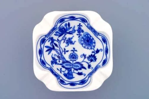Cibulák – Popolník 4-hranný 12,5 cm – originál cibuľový porcelán 1. akosť