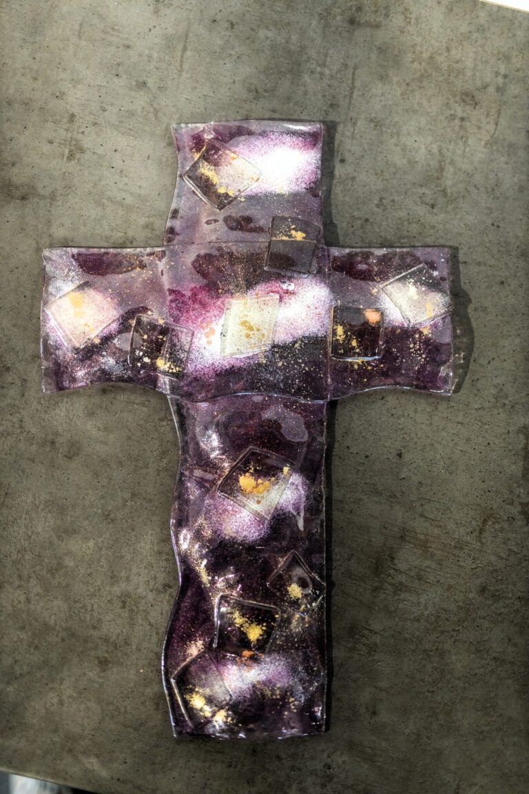 Umelecké sklo kríž Veronika Rusňáková 28x42 cm